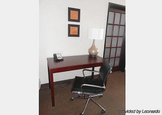Hotel Express Hutchison By Ihg 2*
